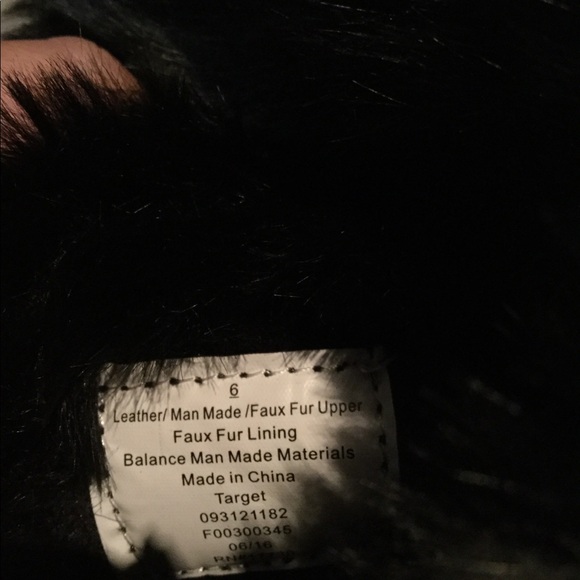 Women’s size 6 snow boots. Like new,Faux fur lined - Picture 2 of 4